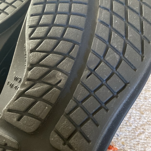 Oofos Oomega woman's size 9 - Picture 6 of 7